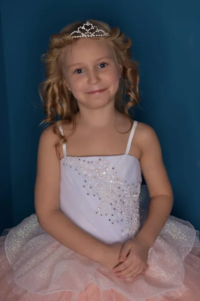 Menina Branco Com Vestido Rosa Diadema — Fotografia de Stock