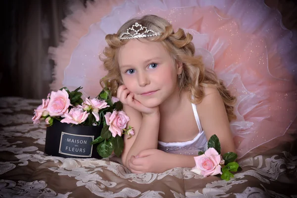 Menina Branco Com Vestido Rosa Diadema Sofá Com Flores — Fotografia de Stock