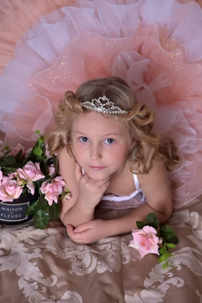 Niña Blanco Con Vestido Rosa Una Diadema Sofá Con Flores — Foto de Stock