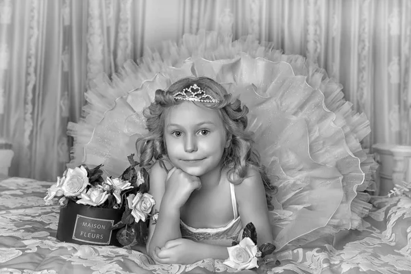 Девушка Белом Розовым Платьем Диадеме Диване Цветами — стоковое фото