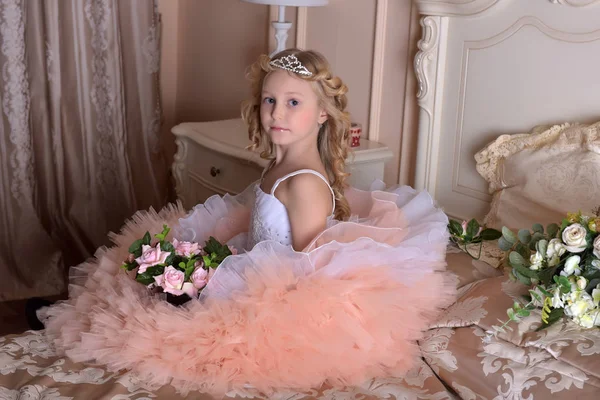 ピンクのドレスが白で、ソファーに diadem で女の子 — ストック写真