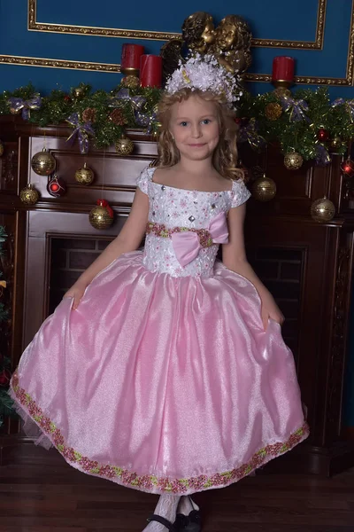 Chica en blanco con un vestido rosa en Navidad — Foto de Stock