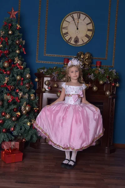 Flicka i vitt med en rosa klänning i jul — Stockfoto