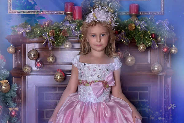 Ragazza in bianco con un vestito rosa a Natale — Foto Stock