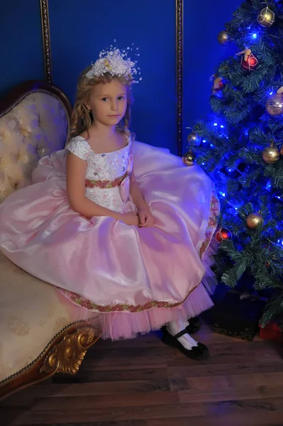 Menina em branco com um vestido rosa no Natal — Fotografia de Stock