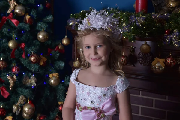 Menina em branco com um vestido rosa no Natal — Fotografia de Stock