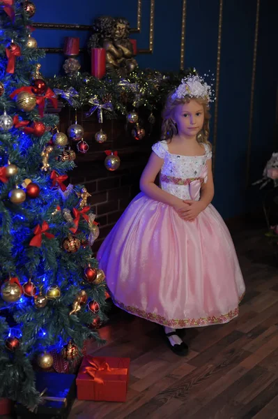 Menina em branco com um vestido rosa no Natal — Fotografia de Stock