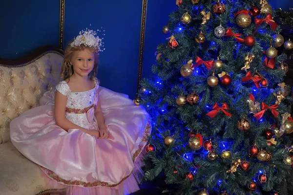 Fille en blanc avec une robe rose à Noël — Photo