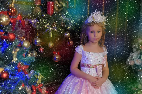 Dziewczynka w bieli z różowej sukience w Boże Narodzenie — Zdjęcie stockowe