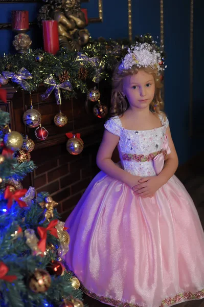 Menina Branco Com Vestido Rosa Com Flores Seu Cabelo Natal — Fotografia de Stock