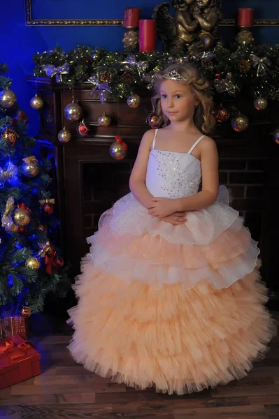 Niña Blanco Con Vestido Rosa Navidad Cerca Árbol Navidad — Foto de Stock