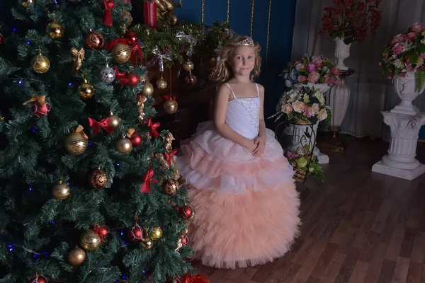 Ragazza Bianco Con Vestito Rosa Natale Vicino Albero Natale — Foto Stock