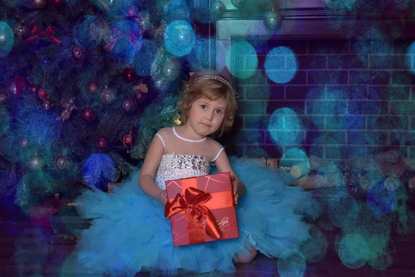 Dziewczyna Bieli Niebieską Sukienką Boże Narodzenie Prezentem — Zdjęcie stockowe