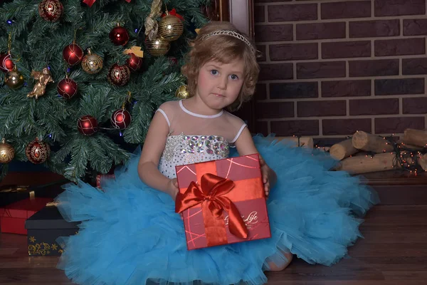 Niña Blanco Con Vestido Azul Navidad Con Regalo — Foto de Stock