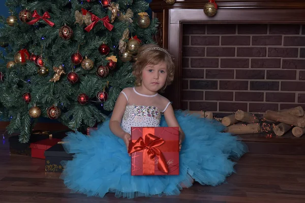 Niña Blanco Con Vestido Azul Navidad Con Regalo — Foto de Stock