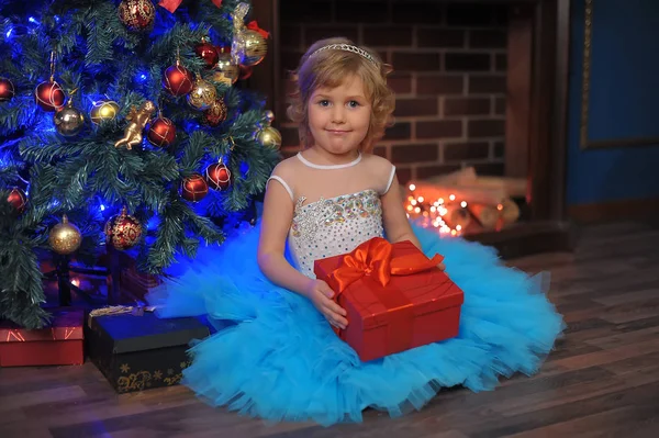 Niña Blanco Con Vestido Azul Navidad Con Regalo —  Fotos de Stock