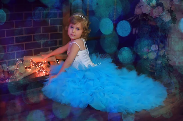 Fille Dans Une Robe Bleue Près Une Cheminée Lumineuse Noël — Photo