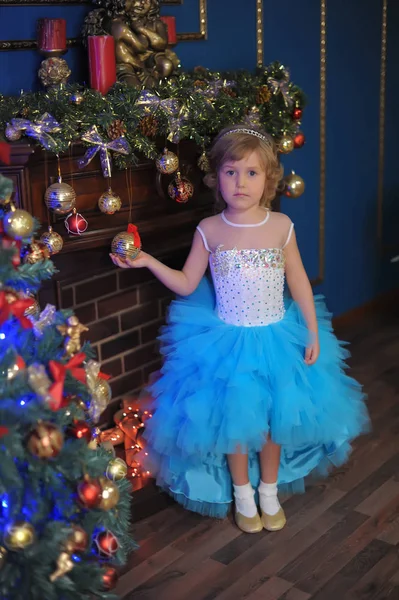 Menina Branco Com Vestido Azul Árvore Natal — Fotografia de Stock