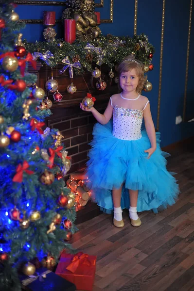 ホワイト クリスマスで青いドレスの女の子 — ストック写真