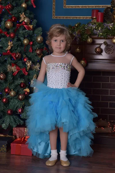 Meisje in het wit met blauwe jurk op de kerst — Stockfoto