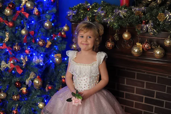 ホワイト クリスマスでピンクのドレスの女の子 — ストック写真