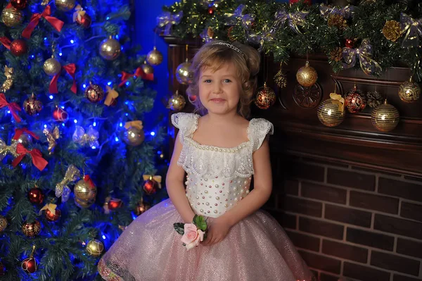 女孩在白色与粉红色礼服在圣诞节 — 图库照片