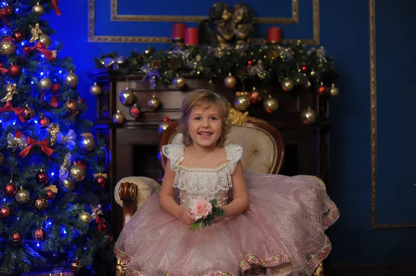 Chica Blanco Con Vestido Rosa Sentado Silla Cerca Del Árbol — Foto de Stock