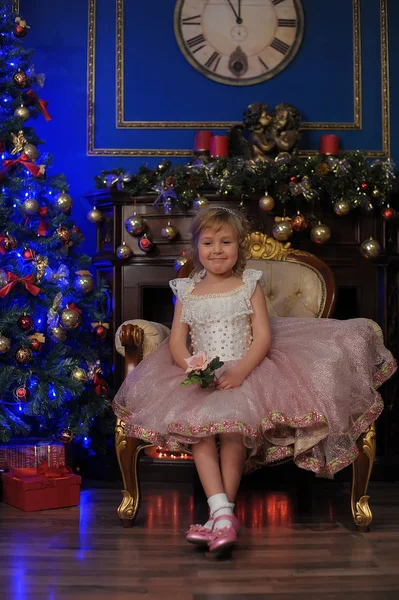 Menina Branco Com Vestido Rosa Sentado Cadeira Perto Árvore Natal — Fotografia de Stock