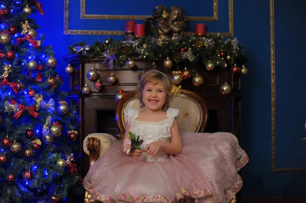 Menina Branco Com Vestido Rosa Sentado Cadeira Perto Árvore Natal — Fotografia de Stock