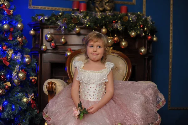 Девушка Белом Розовым Платьем Сидит Кресле Возле Елки Рождество — стоковое фото