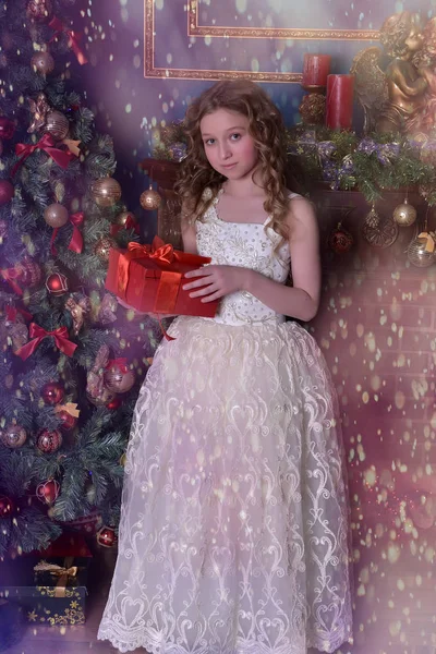 Lány egy intelligens fehér ruha, a karácsonyfa — Stock Fotó
