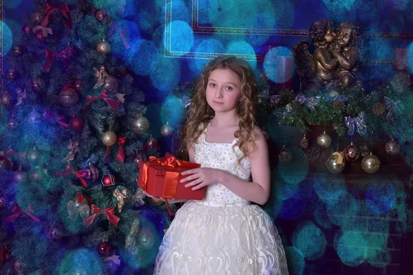 Bir Noel ağacı, akıllı beyaz elbiseli kız — Stok fotoğraf