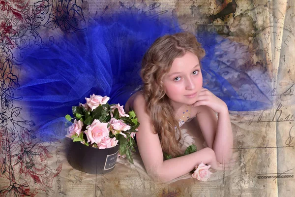 Młoda księżniczka w niebieskiej sukience wieczorem z różami — Zdjęcie stockowe