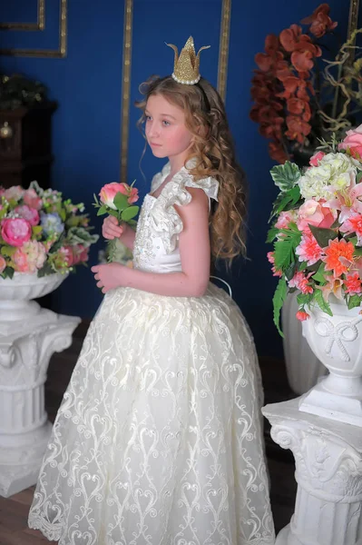 彼女の頭と花の冠を白いドレスでプリンセス — ストック写真