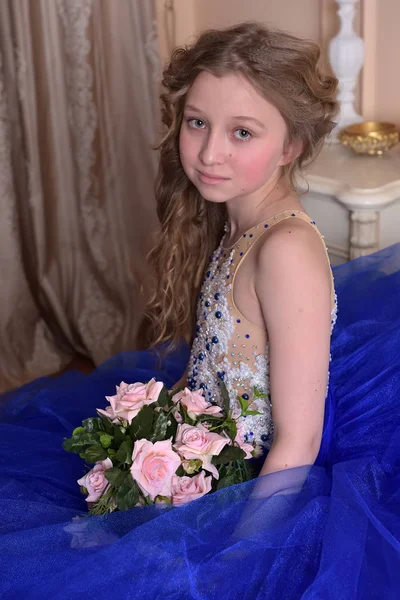 青いドレスの若い王女は ros の花束と座っています。 — ストック写真