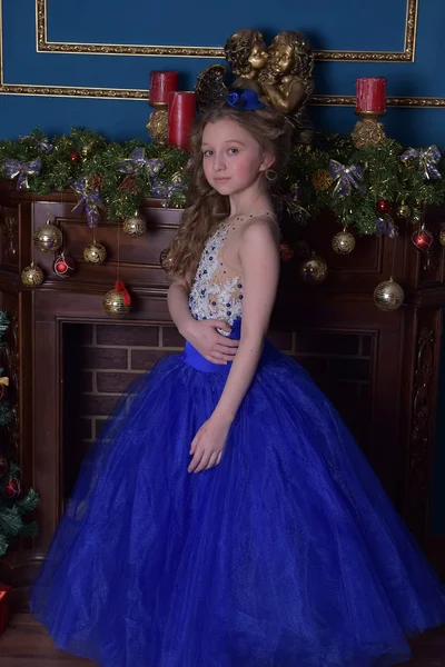 Unga prinsessan i blå klänning — Stockfoto