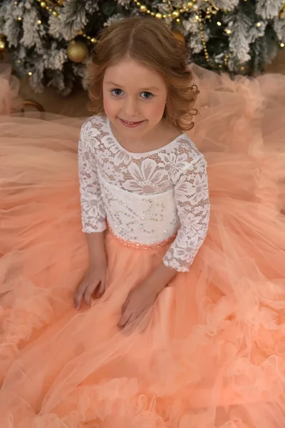 Muchacha joven en un elegante vestido rosa blanco —  Fotos de Stock