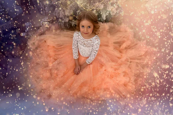 Muchacha joven en un elegante vestido rosa blanco — Foto de Stock