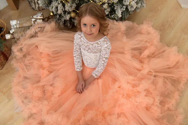 Muchacha joven en un elegante vestido rosa blanco — Foto de Stock