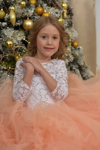 Muchacha joven en un elegante vestido rosa blanco — Foto de Stock