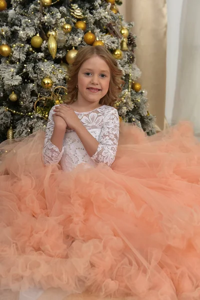 Menina em um vestido rosa branco chique — Fotografia de Stock