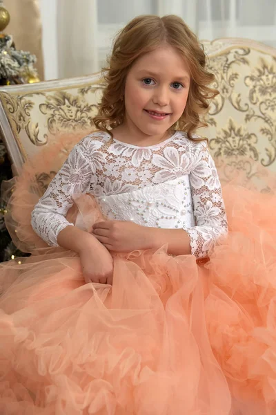 Jong meisje in een chique wit roze jurk — Stockfoto