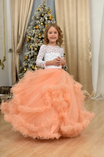 Молодая девушка в шикарном белом с персиковым платьем — стоковое фото