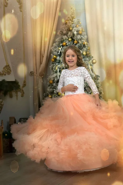 Een jong meisje in een chique witte met perzik jurk — Stockfoto