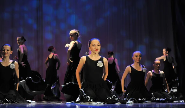 A gyermektánccsoport nyílt fesztiválon lép fel Flamenco-tánccal — Stock Fotó