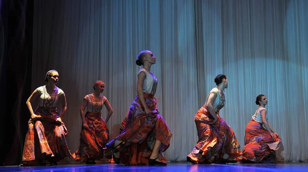 Çocuk dans grubu açık bir festivalde çingene dansı yapıyor. — Stok fotoğraf