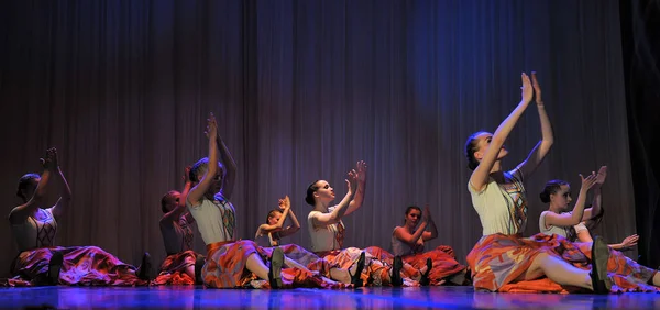Детская танцевальная группа исполняет цыганский танец на открытом фестивале — стоковое фото