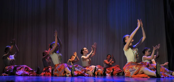 Grupo de dança infantil realiza uma dança cigana em uma festiva aberta — Fotografia de Stock