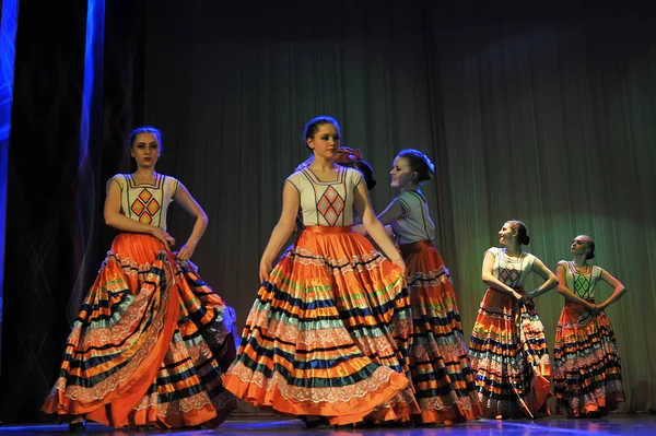 Grupo de danza infantil realiza un baile gitano en una festiva abierta —  Fotos de Stock