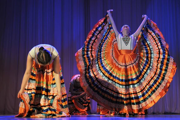 Grupo de dança infantil realiza uma dança cigana em uma festiva aberta — Fotografia de Stock